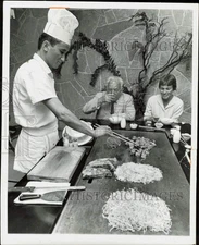 1963 Press Photo Sidney Banks and Mrs. Gil Edwards at the Japanese Steak House