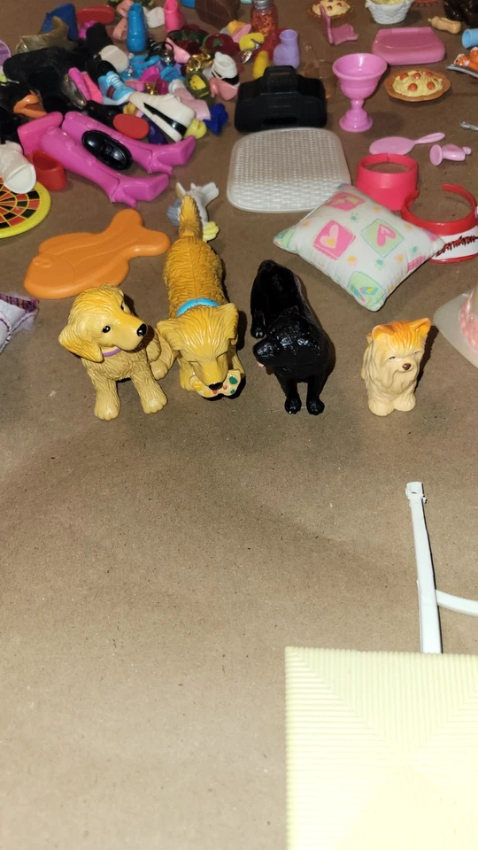 Lote de accesorios para muñecas Barbie vintage / algunos zapatos que no encuentro pares  Foto 3 de 4