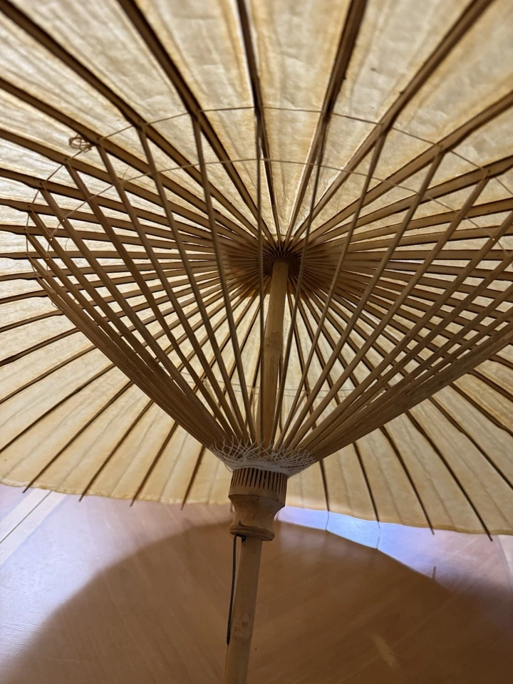Paraguas hecho a mano vintage chino de papel aceitado y bambú Foto 2 de 4