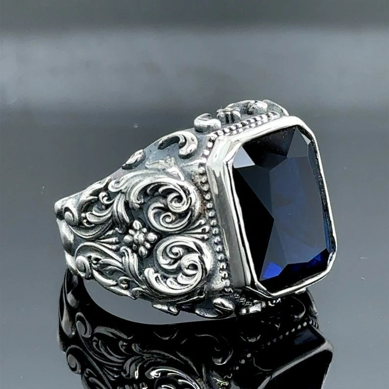 Anillo de zafiro de plata con piedra azul grabado hecho a mano para hombre Foto 3 de 4