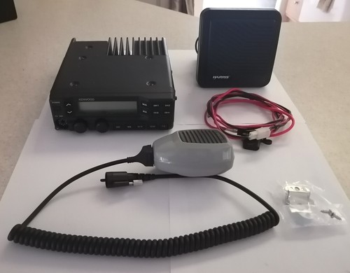 Kenwood TK-890 UHF Mobile Radio with Accessories - Zdjęcie 2 z 4