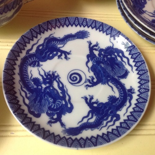 BLUE/ WHITE DRAGONS 5 TEACUPS 4 SAUCERS FLOW BLU BONE PORCELAIN KOREAN WAR ERA - Picture 3 of 12