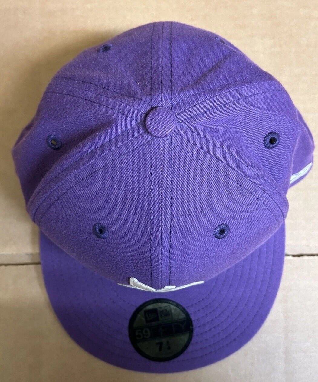 NUOVISSIMO Cappellino Supreme Apple New Era 59Fifty Fitted Viola CAMPIONE Taglia 7 1 4