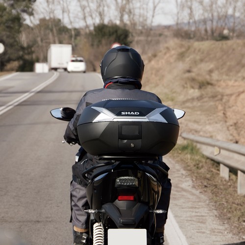 BAULETTO SHAD SH47 NERO CARBON SCOOTER MOTO UNIVERSALE + SCHIENALINO 2 INTEGRALI - Foto 4 di 6