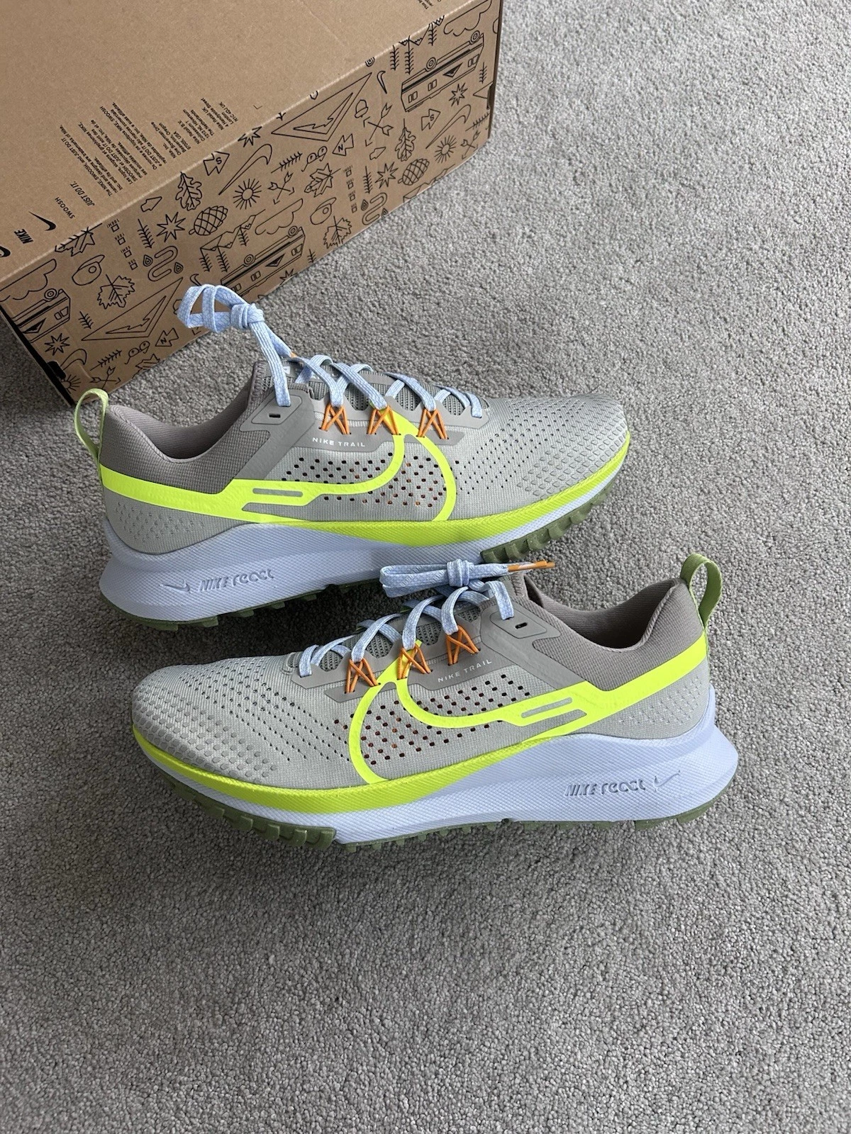 Nike React Pegasus 4 Light Iron Ore Volt Taglia UK 9 5 PREZZO AL PUBBLICO £ 140