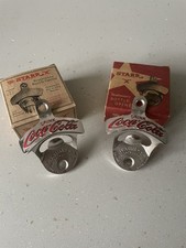 Zwei Coca Cola Metall Wand Flaschenöffner in Boxen Willys Jeep etc