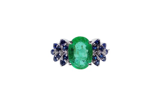 Découvrez nos bijoux anciens sertis de diamant, rubis, saphir et émeraude