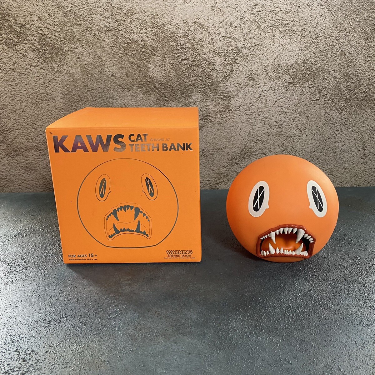 KAWS Bank OriginalFake TEETH Kaws BANK CAT 0 Teeth Cat toy bleu