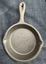 Rare Lodge Miniature 3 1/4" CAST IRON SKILLET Hammered 00MS  Sample / Spoon Rest