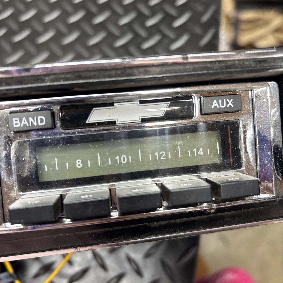 Kit de radio vintage CAM-CAE-230W 1967-1968 Camaro EE. UU. 230 AM/FM auxiliar bisel negro Foto 3 de 4