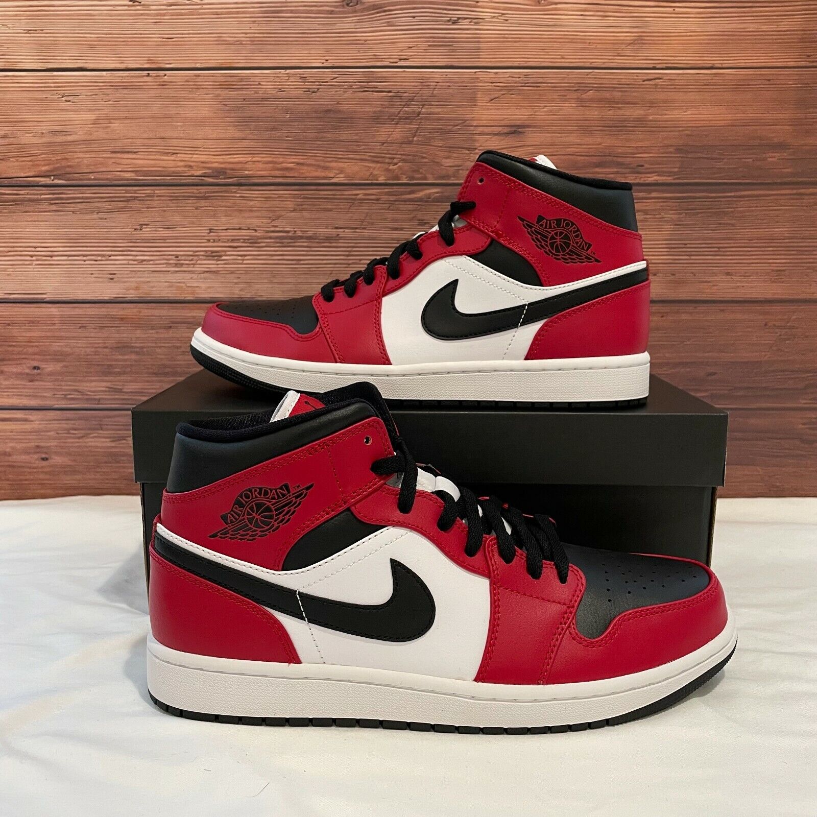 Air Jordan 1 Mid 'Chicago Black Toe' Leather Basketball Sneaker 554725-069