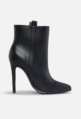Spice Up Your Life by SHOEDAZZLE, Black faux leather 4.5'' ankle boots, SZ 7