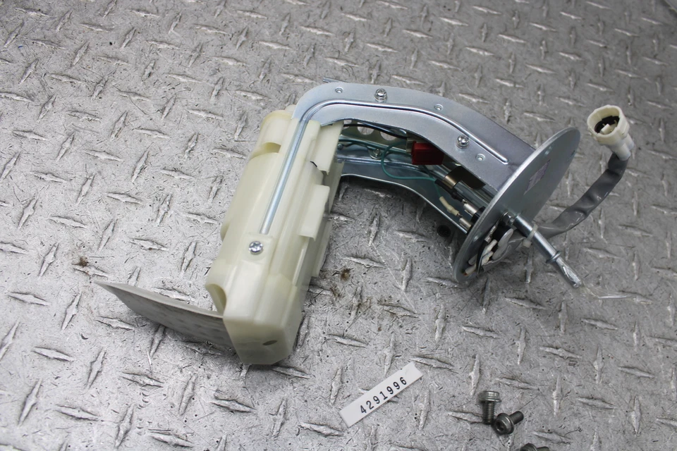 2015 SUZUKI GW250Z ТОПЛИВНЫЙ НАСОС БЕНЗИНОВЫЙ БЕНЗИНОВЫЙ БЛОК ОТПРАВИТЕЛЯ 15100-48H01 - Изображение 2 из 4