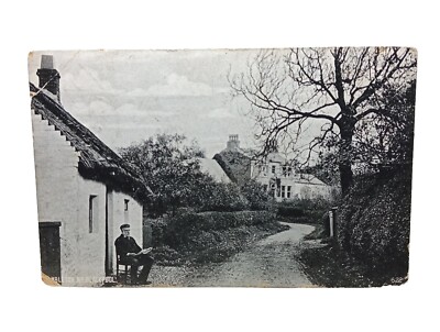 Mann sitzt und liest Zeitung vor seinem Cottage Hambleton Lancashire Vintage Postkarte