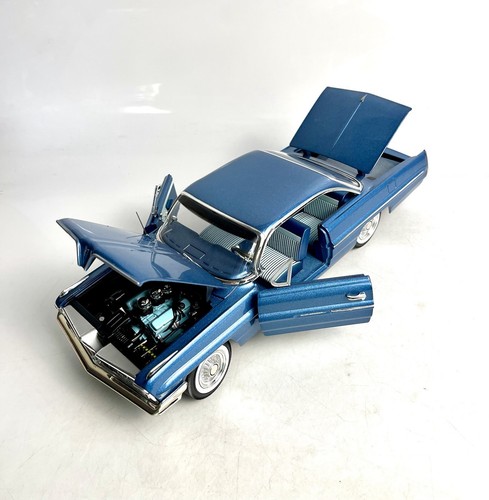 TOMY - AMERICAN MUSCLE 1/18 SCALE 1961 PONTIAC CATALINA BUBBLE TOP blau - Bild 5 von 7