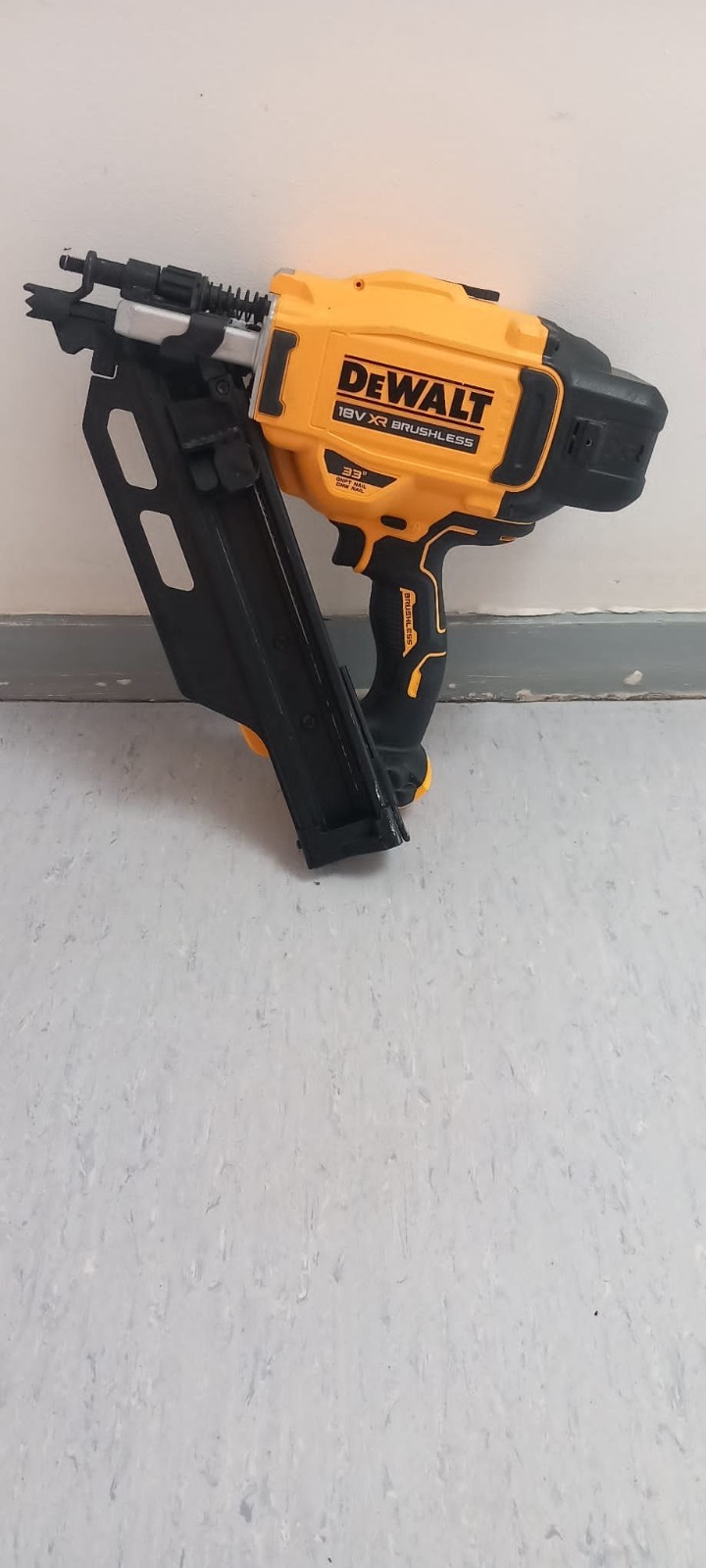 DEWALT DCN930 18V XR 브러시리스 30° 프레임 네일러 (노란색/검은색)