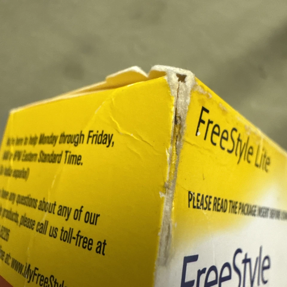 Tiras reactivas de glucosa en sangre Freestyle Lite - 50 unidades abolladas 4/27 Foto 3 de 4