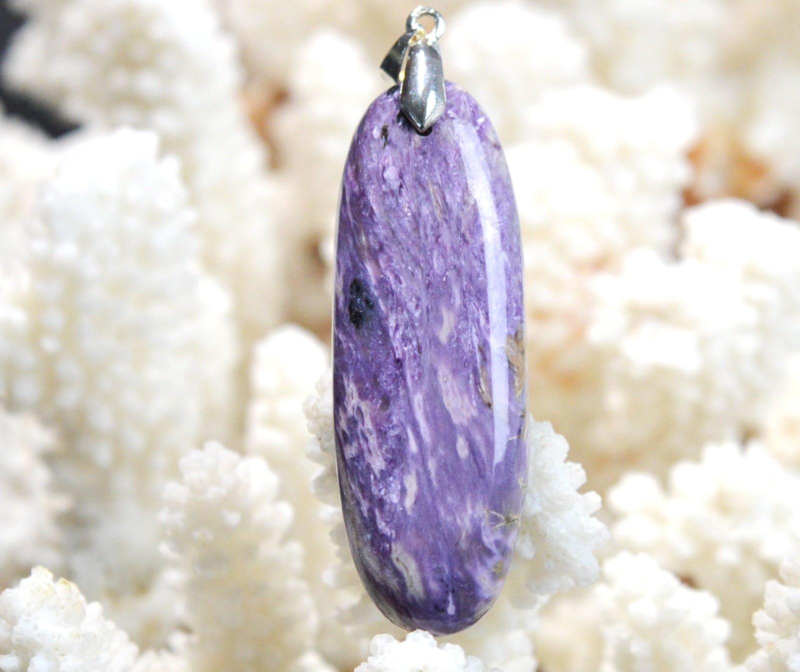 Pendentif en charoite véritable de Russie, une pierre fine d'exception de 62 carats en cabochon