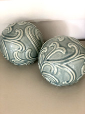 PAIR GLAZED CERAMIC DUCKEGG BALLS ORB HOME DECOR ORNAMENT LOUNGE BEDROOM