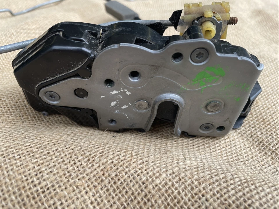 Pestillo de puerta delantera derecha original GM 22820695 2014 Chevrolet Traverse usado Foto 3 de 4