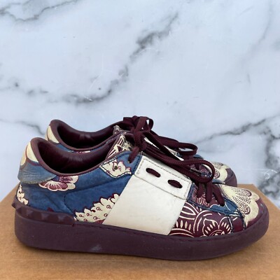 とう♡VALENTINO VALENTINO GARAVANI Calfskin Embroidered Heart Rockstud