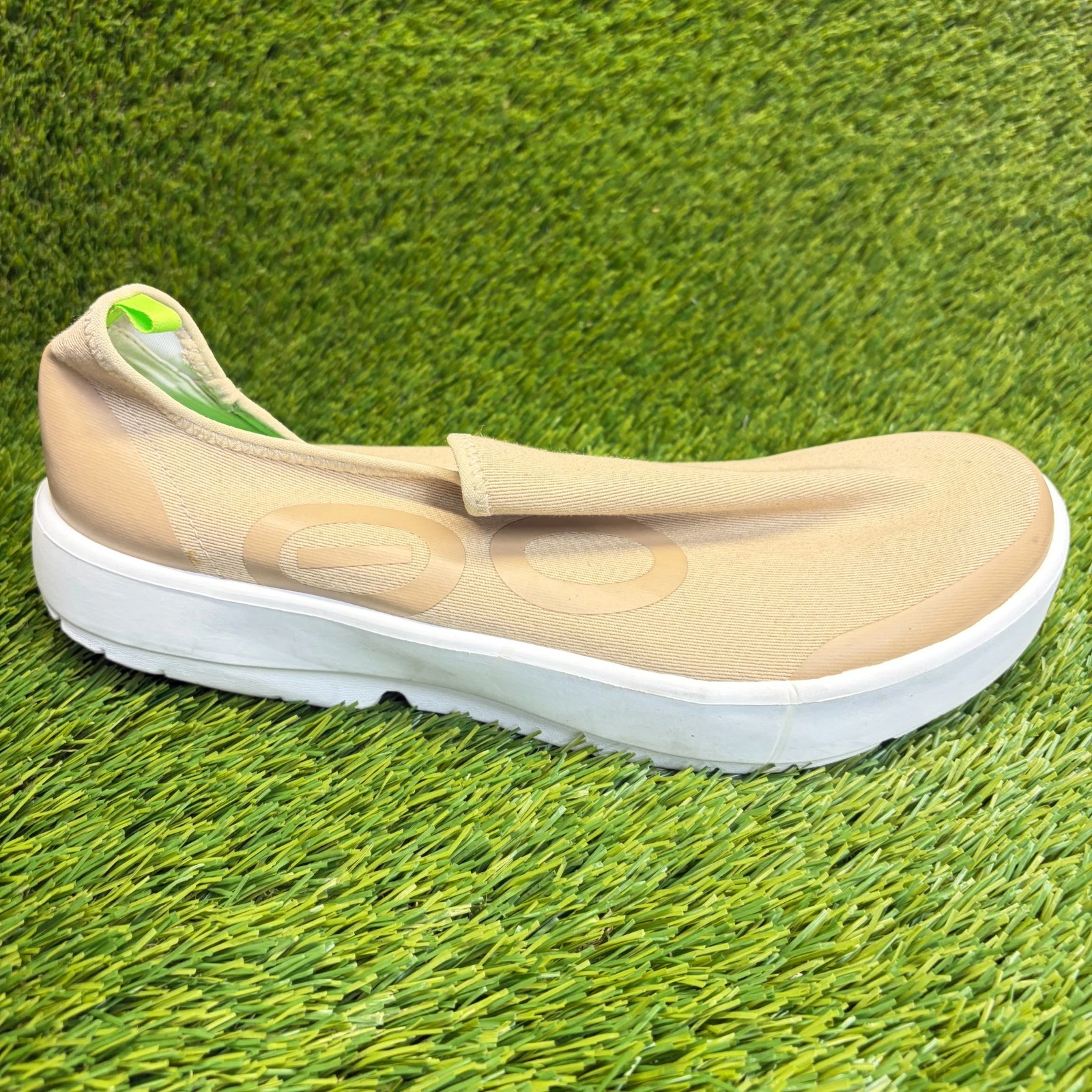 OOFOS OOmg EeZee Low Mens Size 11.5 Beige Casual Walking Slip On Recovery Shoes