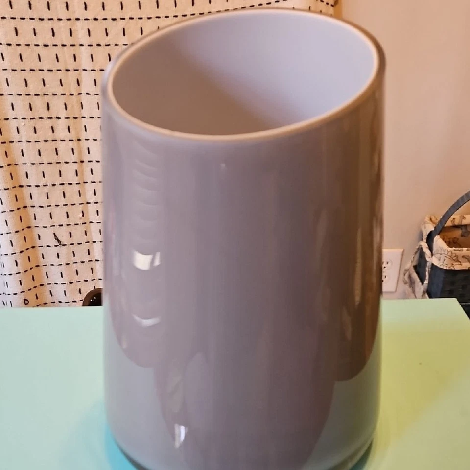 Jarrón moderno de cerámica y vidrio gris inclinado Foto 2 de 4