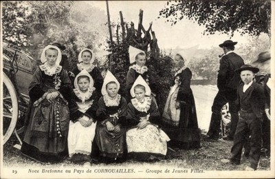 CPA Noce Bretonne au Pays de Cornouailles, Groupe de Jeunes Filles - 4787094