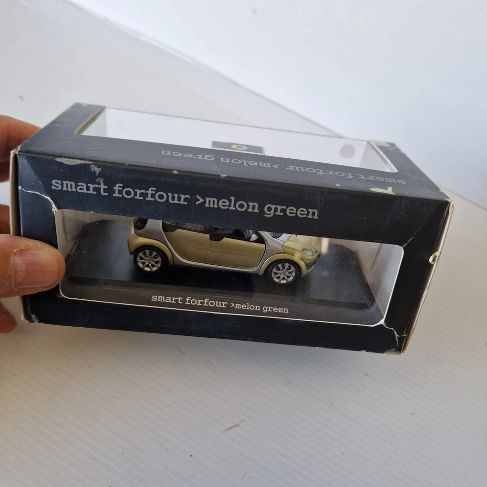 SCHUCO 1/43  SMART FORFOUR  + BOITE N° 387 de 450 vendu - Photo 3/4