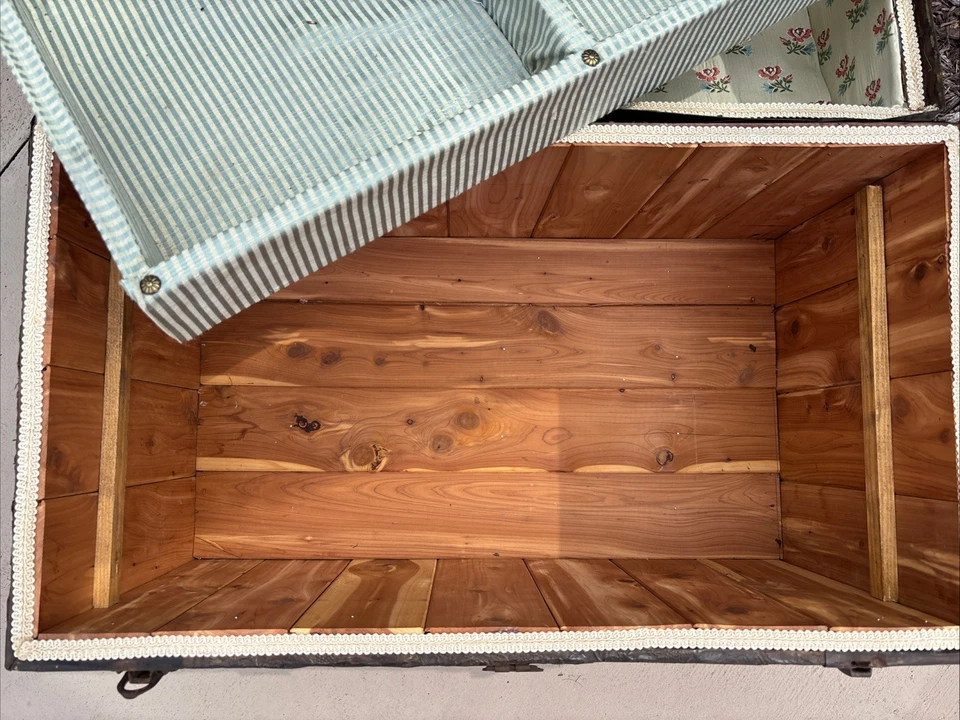 Antiguo baúl de vapor con cúpula Camelback, forrado en roble y cedro Foto 4 de 4