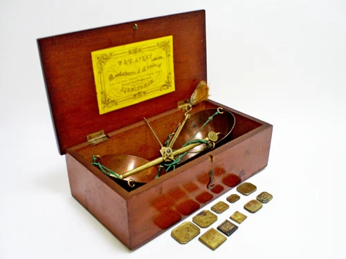 ANTIQUE W&T AVERY CLASS C TO WEIGH 1 OZ APOTHECARY BALANCE SCALES & 10 WEIGHTS