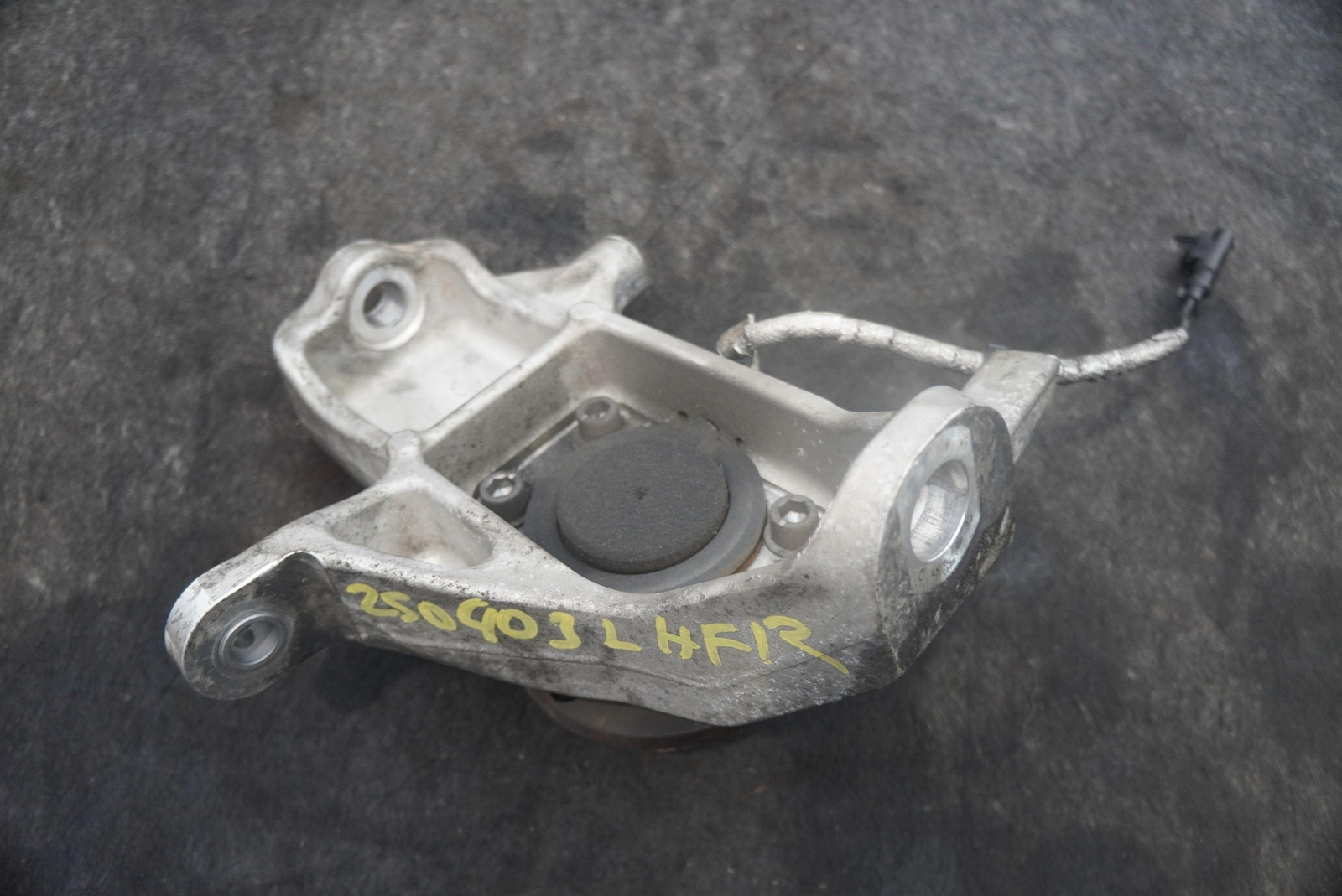 Front Left Spindle Knuckle Hub Wheel Bearing 11B0033CP OEM McLaren 650S 2015