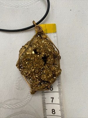 Kette mit Dekorativem Goldfarbenen Aura Geode Pendant Anhänger