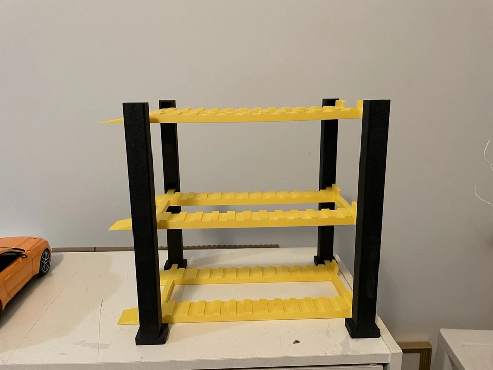 Es un elevador de coche escala 1/18 de tres niveles. Amarillo y negro. (Coches no incluidos) Foto 2 de 4