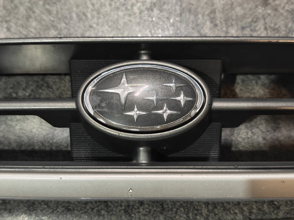 Subaru Impreza 1997-2001 parrilla emblema plateado Outback Sport *pestaña rota* Foto 4 de 4