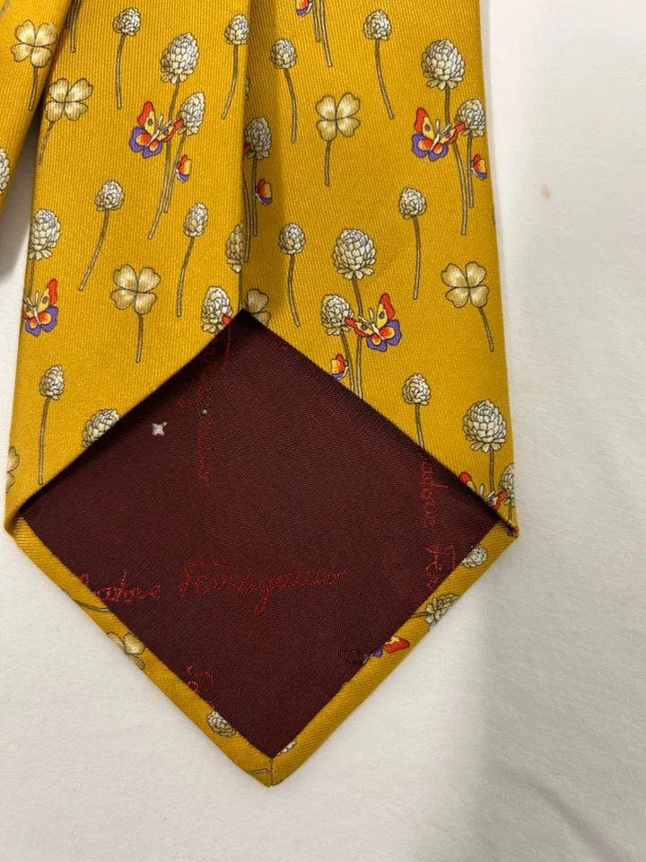 Gravata de seda Salvatore Ferragamo dourada floral assinatura feita na Itália - Imagem 3 de 4