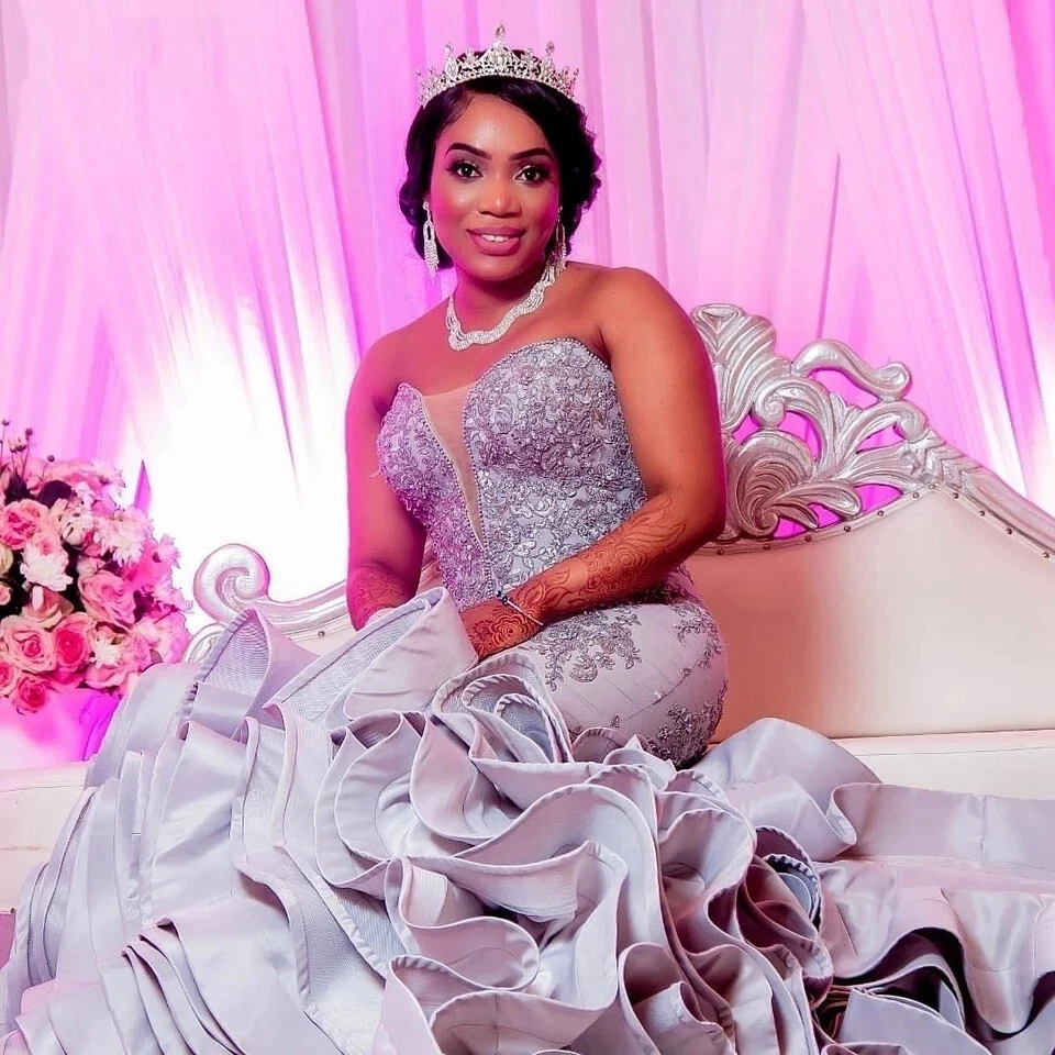 Vestidos de novia africanos grises sirena talla grande sin mangas con volantes Foto 3 de 4