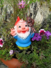 Gartenzwerg niedlich mit Eichhörnchen Gartendekoration bruchsicher 22  Figur Neu