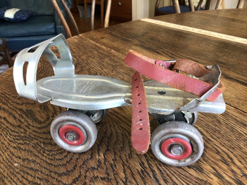 Vtg Metal Roller Skate Globe Skate Corp  Menominee Falls, WI,great for decoratin