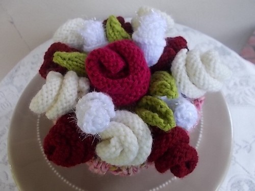 TEA COSY - HAND KNITTED TEA POT COSY WITH OODLES OF ROSES ON TOP. (COZY-COZIE). - Picture 4 of 4
