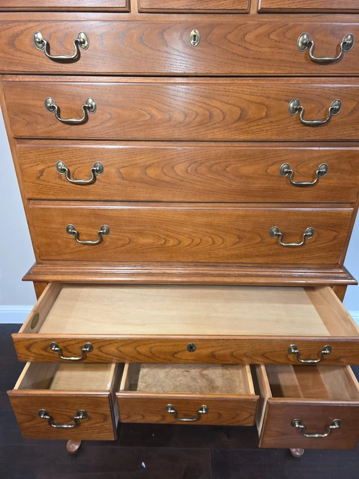 De colección Drexel Queen Anne Estilo Highboy Pecho Cuello de Cisne Pedimento Cabriole Foto 2 de 4