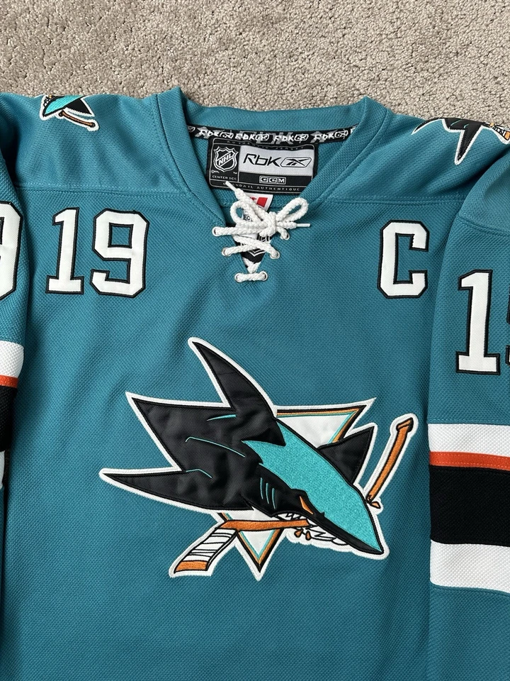 复古女式球衣 Reebok NHL 圣何塞鲨鱼 CCM #19 Joe Thornton,尺寸 S — 第 4/4 张图片