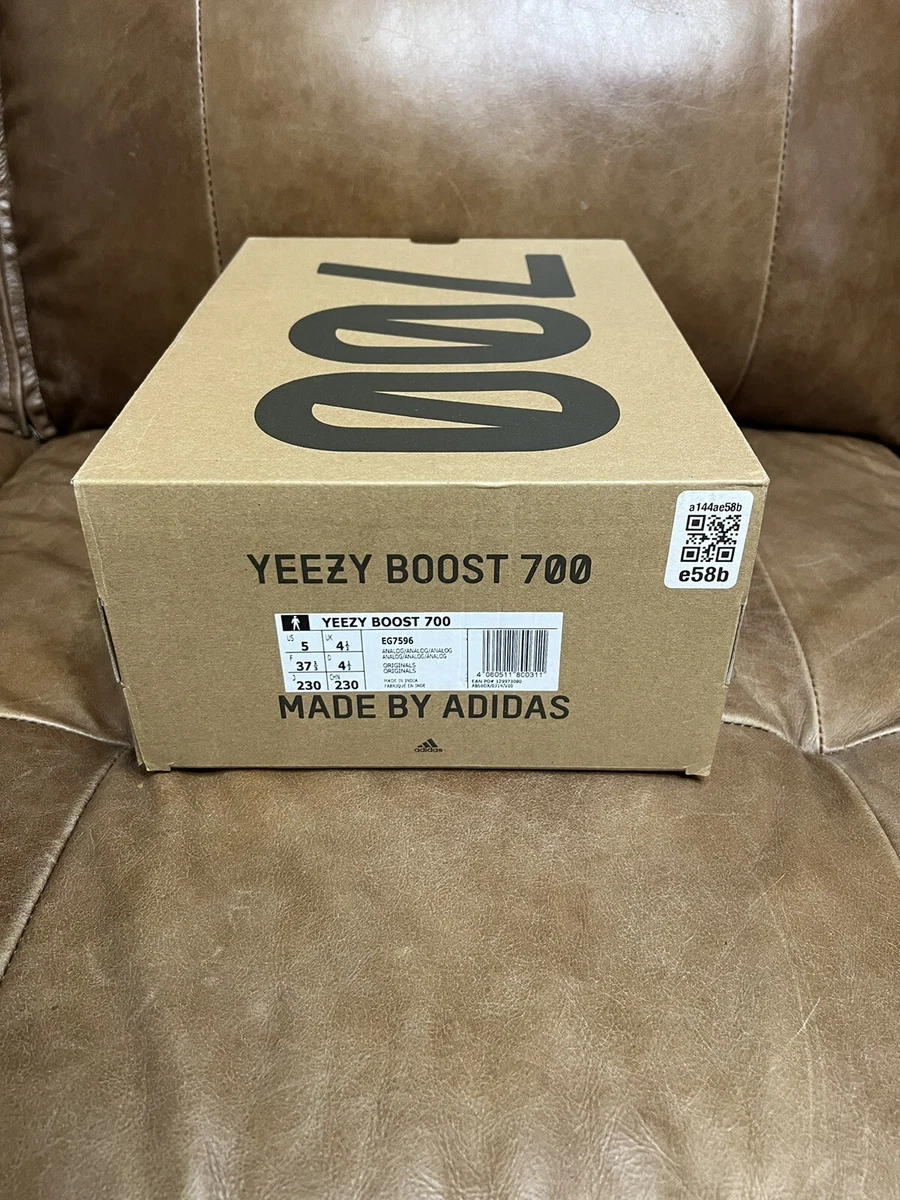 Yeezy 700 store shoe box