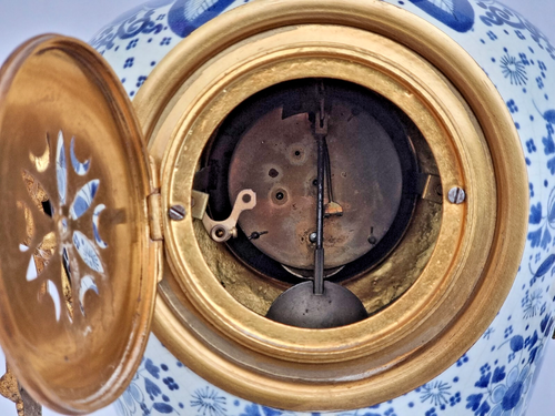 Antique DELFT BLUE & WHITE MANTEL CLOCK FAIENCE BRASS ELEMENTS BY BOCH KERAMIS - Picture 9 of 11