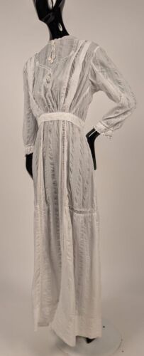 BEAUTIFUL EDWARDIAN WHITE CRINKLE STRIPE COTTON DRESS W LACE INSERTION - Picture 4 of 10