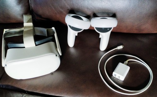 Casque VR Oculus Quest 2 64Go – Blanc, Avec Contrôleurs Et étui – Occasion