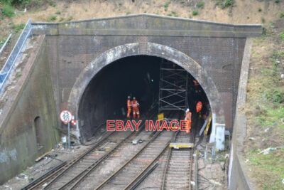 FOTOTECHNIKARBEITEN IM EISENBAHNTUNNEL MÜNDUNGSTECHNIK ARBEITEN LAUFEN IN