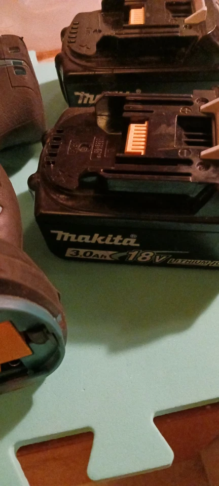 Makita 1/2" Drive Impact con 2 baterías y cargador Foto 2 de 4