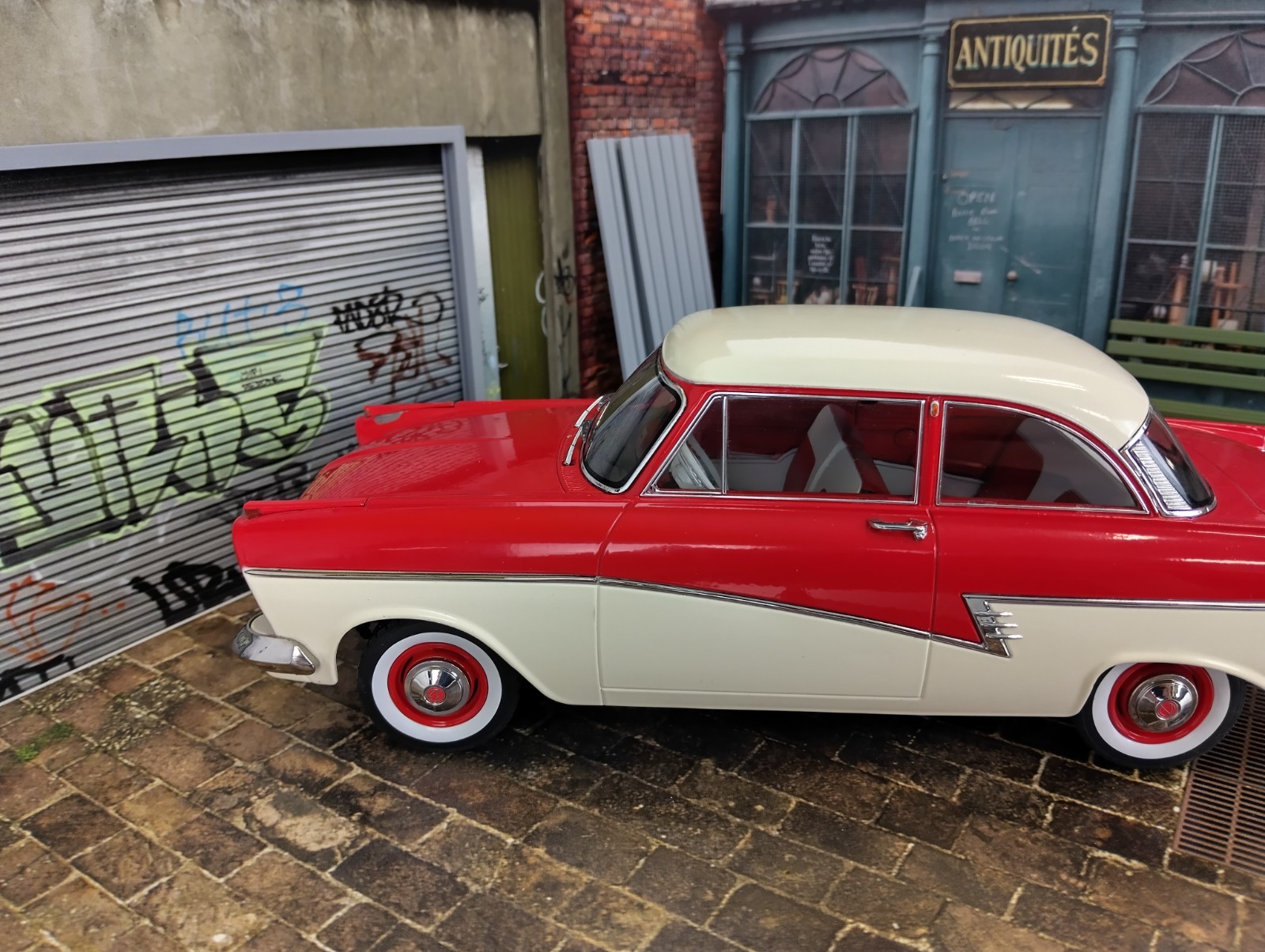 Antique Store & Garage 1:18 Scale Diorama Kit Model Car Display Scene 1/18