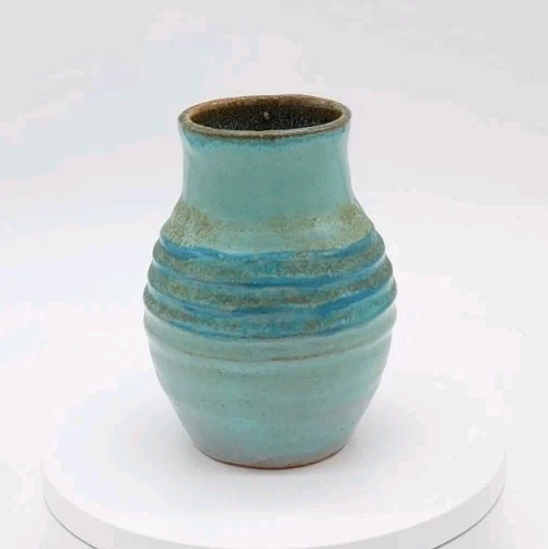 Jarrón de cerámica de estudio acanalado en espiral azul suroeste de Wilma Sedona Foto 2 de 4